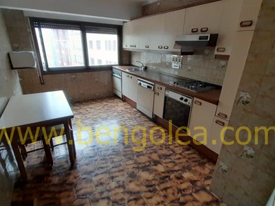 Piso en venta en Barakaldo, Centro, con 3 dormitorios, baño y terraza