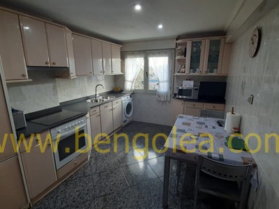 Piso en venta en Barakaldo, Rontegi, con 3 dormitorios, baño y 2 balcones