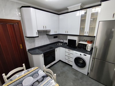 Piso en venta en Barakaldo, San Vicente, con 3 dormitorios, baño, trastero y balcón