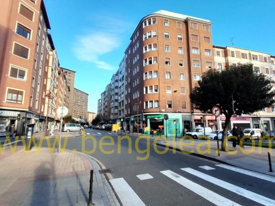 Piso en venta en Barakaldo, Avenida Libertad, con 2 dormitorios, baño y balcón