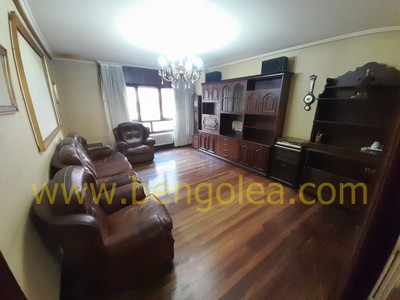 Piso en venta en Barakaldo, Céntrico, con 4 dormitorios, 2 baños, plaza de garaje, trastero y 2 balcones