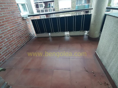 Piso en venta en Barakaldo, Centro, con 4 dormitorios, baño y terraza