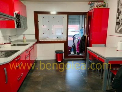 Piso en venta en Barakaldo, Céntrico, con 2 dormitorios, baño y balcón