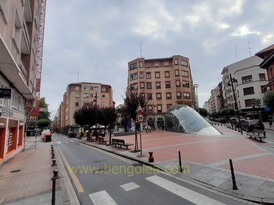 Piso en venta en Barakaldo, Centro, con 3 dormitorios y baño