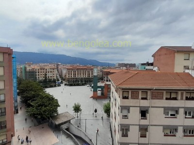 Piso en venta en Barakaldo, Herriko Plaza-boulevard, con 3 dormitorios, 2 baños, plaza de garaje, trastero y balcón
