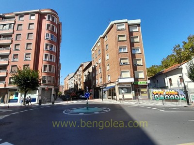 Piso en venta en Barakaldo, San Vicente, con 3 dormitorios, baño y 2 balcones