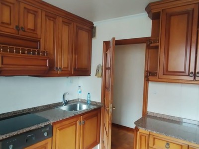 Apartamento en venta en Ourense, Ourense, con 4 dormitorios, 2 baños, plaza de garaje, trastero y balcón