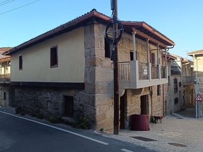 Adosado en venta en Ourense, Ourense, con 3 dormitorios, 2 baños y balcón