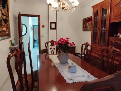 Apartamento en venta en Ourense, con 3 dormitorios, baño, trastero, 2 balcones y terraza