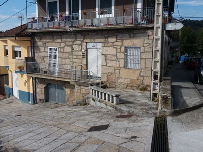Casa en venta en Ourense, Ourense, con 3 dormitorios, 2 baños, plaza de garaje, trastero, balcón y terraza