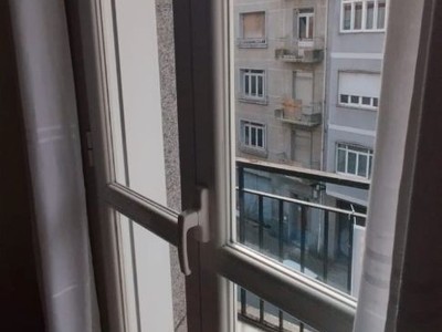 Apartamento en venta en Ourense, Ourense, con 4 dormitorios, baño, plaza de garaje, trastero y balcón