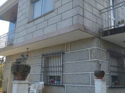 Casa en venta en Ourense, Ourense, con 5 dormitorios, 2 baños, 2 plazas de garaje, trastero, balcón y terraza