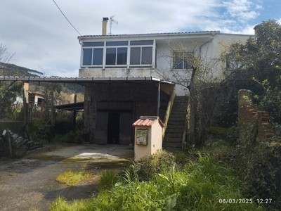 Casa en venta en Ourense, Ribadavia, con 4 dormitorios, baño, 2 plazas de garaje y terraza