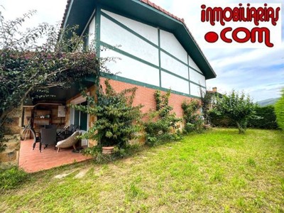 Chalet en venta en Castro Urdiales, Samano, con 4 dormitorios, 3 baños, 3 plazas de garaje, trastero, 2 terrazas y terreno