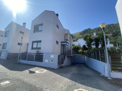 Chalet en venta en Castro Urdiales, con 4 dormitorios, 3 baños, 2 plazas de garaje y balcón
