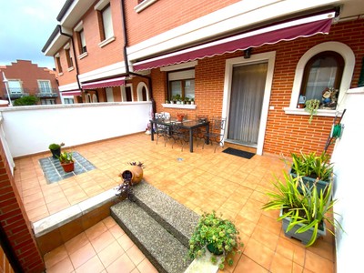 Chalet en venta en Castro Urdiales, Cotolino, con 4 dormitorios, 2 baños, 2 aseos, 3 plazas de garaje, trastero, balcón y 2 terrazas