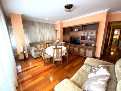 Piso en venta en Castro Urdiales, con 3 dormitorios y 2 baños