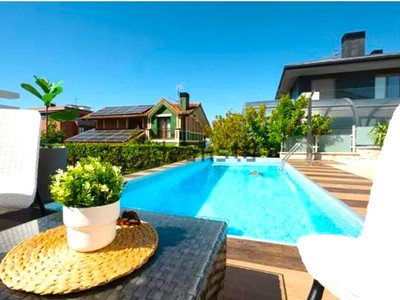Chalet en venta en Castro Urdiales, Cotolino, con 5 dormitorios, 4 baños, 2 plazas de garaje, trastero, 2 balcones, 2 terrazas y terreno