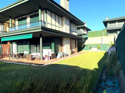 Chalet en venta en Castro Urdiales, con 3 dormitorios y 3 baños