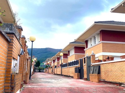 Chalet en venta en Castro Urdiales, con 4 dormitorios, 3 baños, plaza de garaje, trastero y terraza