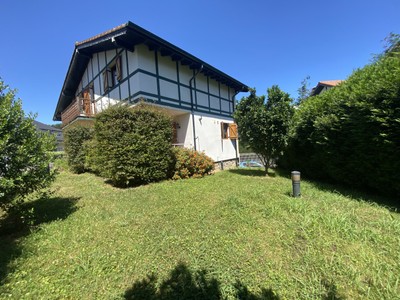 Chalet en venta en Castro Urdiales, con 5 dormitorios, 5 baños y plaza de garaje