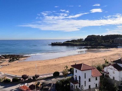 Piso en venta en Castro Urdiales, con 3 dormitorios y 2 baños