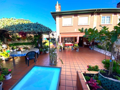 Chalet en venta en Castro Urdiales, con 5 dormitorios y 5 baños