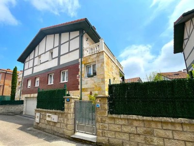 Chalet en venta en Castro Urdiales, Samano, con 4 dormitorios, 3 baños, plaza de garaje, trastero, balcón y terraza