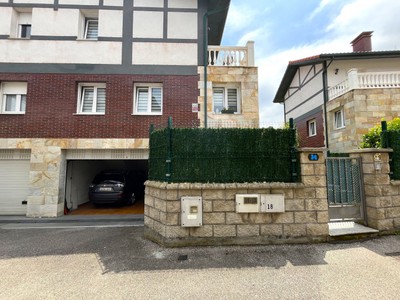 Chalet en venta en Castro Urdiales, Samano, con 4 dormitorios, 3 baños, plaza de garaje, trastero, balcón y terraza
