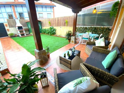 Chalet en venta en Castro Urdiales, con 2 dormitorios, 2 baños, trastero y 2 balcones