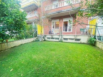 Bajo con terraza-jardin en venta en Castro Urdiales, Oriñon, con 3 dormitorios, 2 baños, plaza de garaje, trastero y balcón