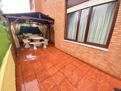 Bajo con terraza-jardin en venta en Castro Urdiales, Ostende, con 2 dormitorios, baño, terraza y terreno