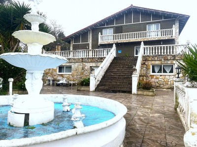 Chalet en venta en Castro Urdiales, Samano, con 9 dormitorios, 3 baños, plaza de garaje, trastero y terreno