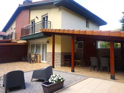 Chalet en venta en Castro Urdiales, Otañes, con 3 dormitorios, 2 baños, plaza de garaje, trastero y balcón