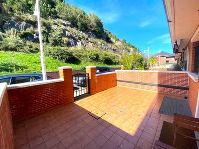 Chalet en venta en Castro Urdiales, Brazomar, con 4 dormitorios, 2 baños, 2 aseos, 2 plazas de garaje, balcón y 2 terrazas
