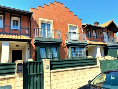 Chalet en venta en Castro Urdiales, Cotolino, con 4 dormitorios, 2 baños, aseo, 2 plazas de garaje, trastero, balcón y 2 terrazas