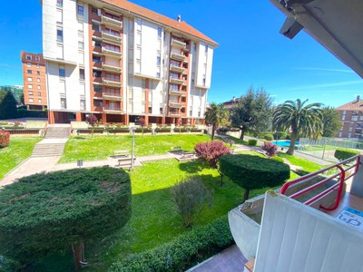 Piso en venta en Castro Urdiales, Brazomar, con 3 dormitorios, 2 baños, 2 plazas de garaje, balcón y terraza