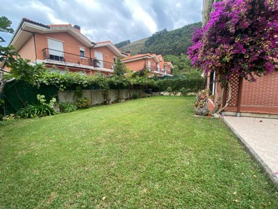 Chalet en venta en Castro Urdiales, Islares, con 3 dormitorios, 2 baños, aseo y 70 plazas de garaje