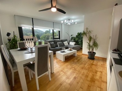 Piso en venta en Castro Urdiales, Mioño, con 3 dormitorios, 2 baños, 2 plazas de garaje, trastero y 2 balcones