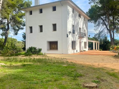 Chalet en venta en Ontinyent, El Pilar, con 7 dormitorios, 2 baños, aseo, 2 plazas de garaje, trastero y terreno