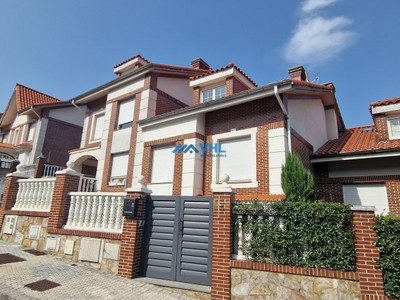 Chalet en venta en Castro Urdiales, Centro, con 5 dormitorios, 3 baños, 2 aseos y 2 terrazas