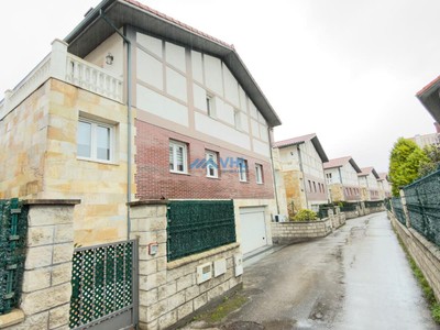 Chalet en venta en Castro Urdiales, Samano, con 4 dormitorios, 3 baños, 2 plazas de garaje, trastero y terreno