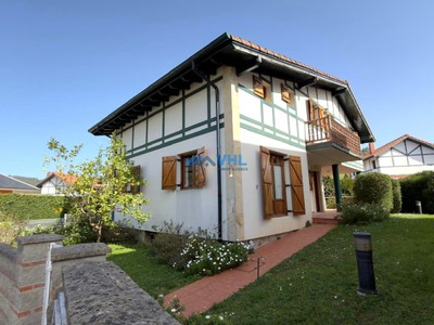 Chalet en venta en Castro Urdiales, con 5 dormitorios, 5 baños, plaza de garaje, trastero, balcón, terraza y terreno