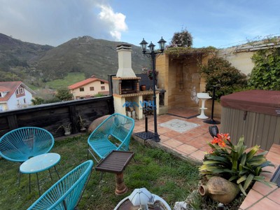 Chalet en venta en Castro Urdiales, Baltezana, con 3 dormitorios, 2 baños, aseo, 2 plazas de garaje, trastero y terreno