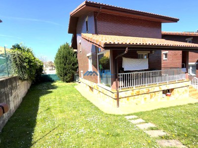 Chalet en venta en Castro Urdiales, Cerdigo, con 4 dormitorios, 4 baños, trastero, balcón y terreno