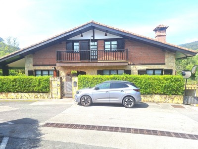 Chalet en venta en Castro Urdiales, Samano, con 6 dormitorios, 3 baños, 2 plazas de garaje, balcón y terreno