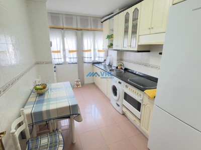 Piso en venta en Castro Urdiales, Centro, con 3 dormitorios, baño y aseo