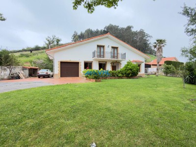 Chalet en venta en Castro Urdiales, Onton, con 4 dormitorios, 2 baños, plaza de garaje, trastero, 2 balcones y terreno