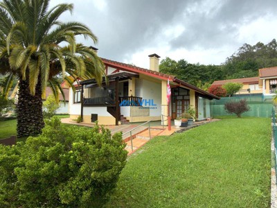 Chalet en venta en Castro Urdiales, Guriezo, con 3 dormitorios, 2 baños, plaza de garaje y terreno
