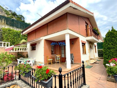 Chalet en venta en Castro Urdiales, Samano, con 4 dormitorios, 2 baños, aseo, 2 plazas de garaje y balcón